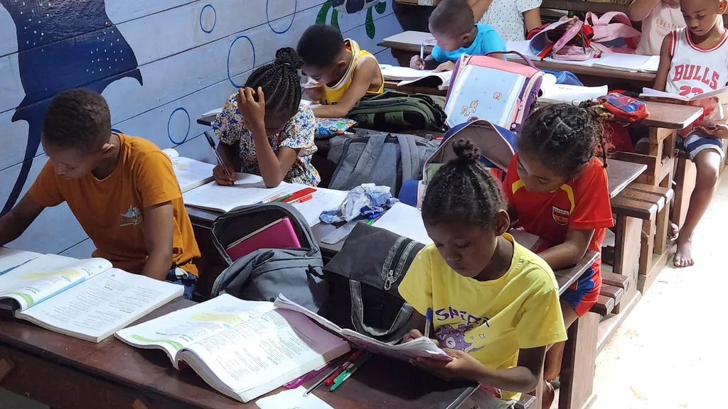 Élèves d'Antongil Académie en classe