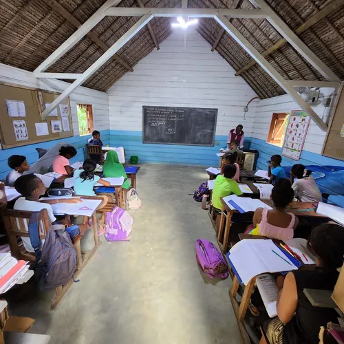 Salle de classe à Antongil Académie