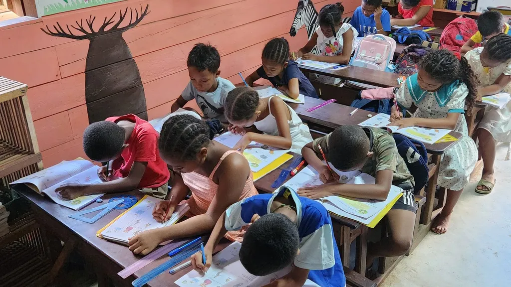 Élèves au travail dans une classe d'Antongil Académie
