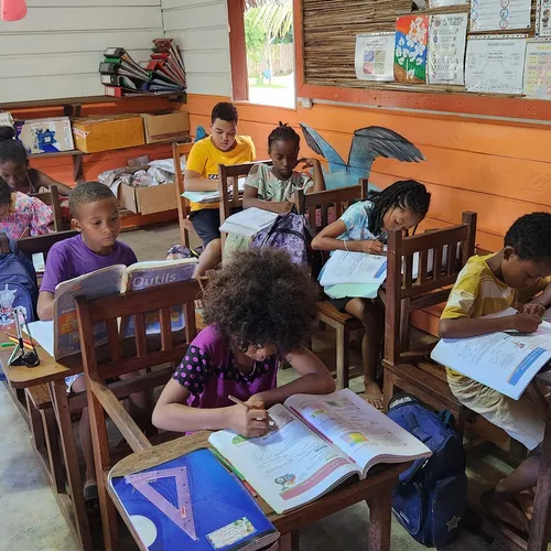 Élèves en classe à Antongil Académie